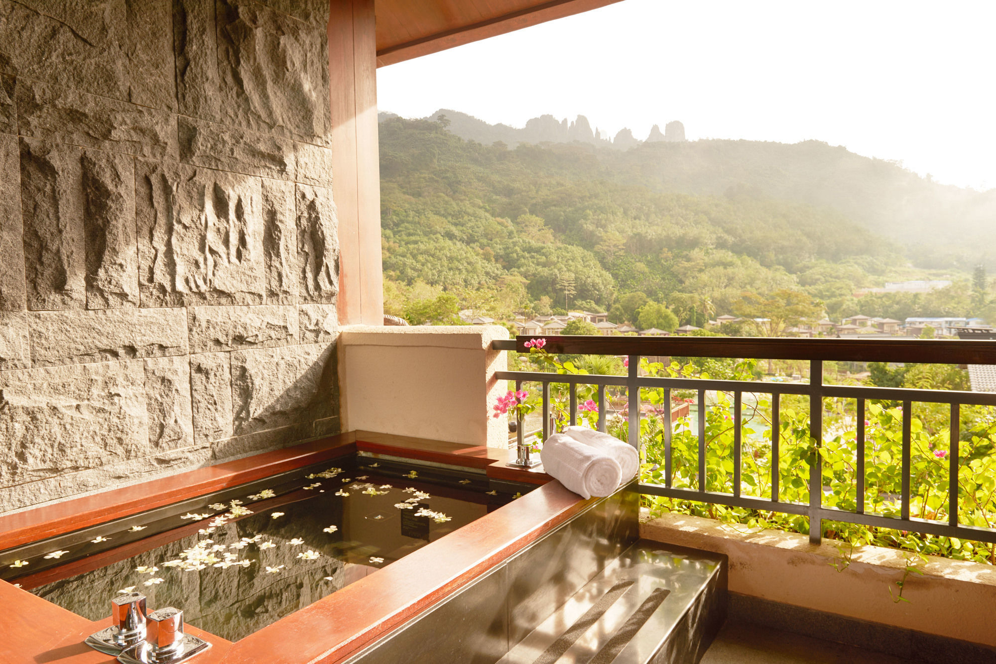 Doubletree Resort By Hilton Hotel Hainan - Qixianling Hot Spring Baoting ภายนอก รูปภาพ